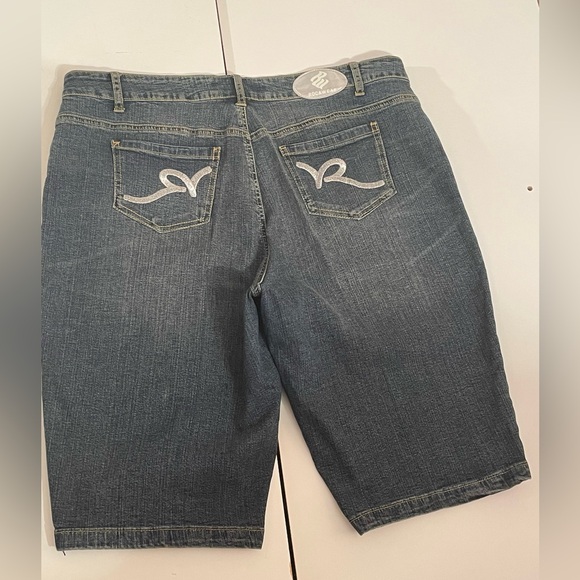 ROCAWEAR JEAN SHORTS. SILVER THREAD LOGO. WOMEN’S SIZE 20. BLUE, DARK WASH. - Picture 4 of 6